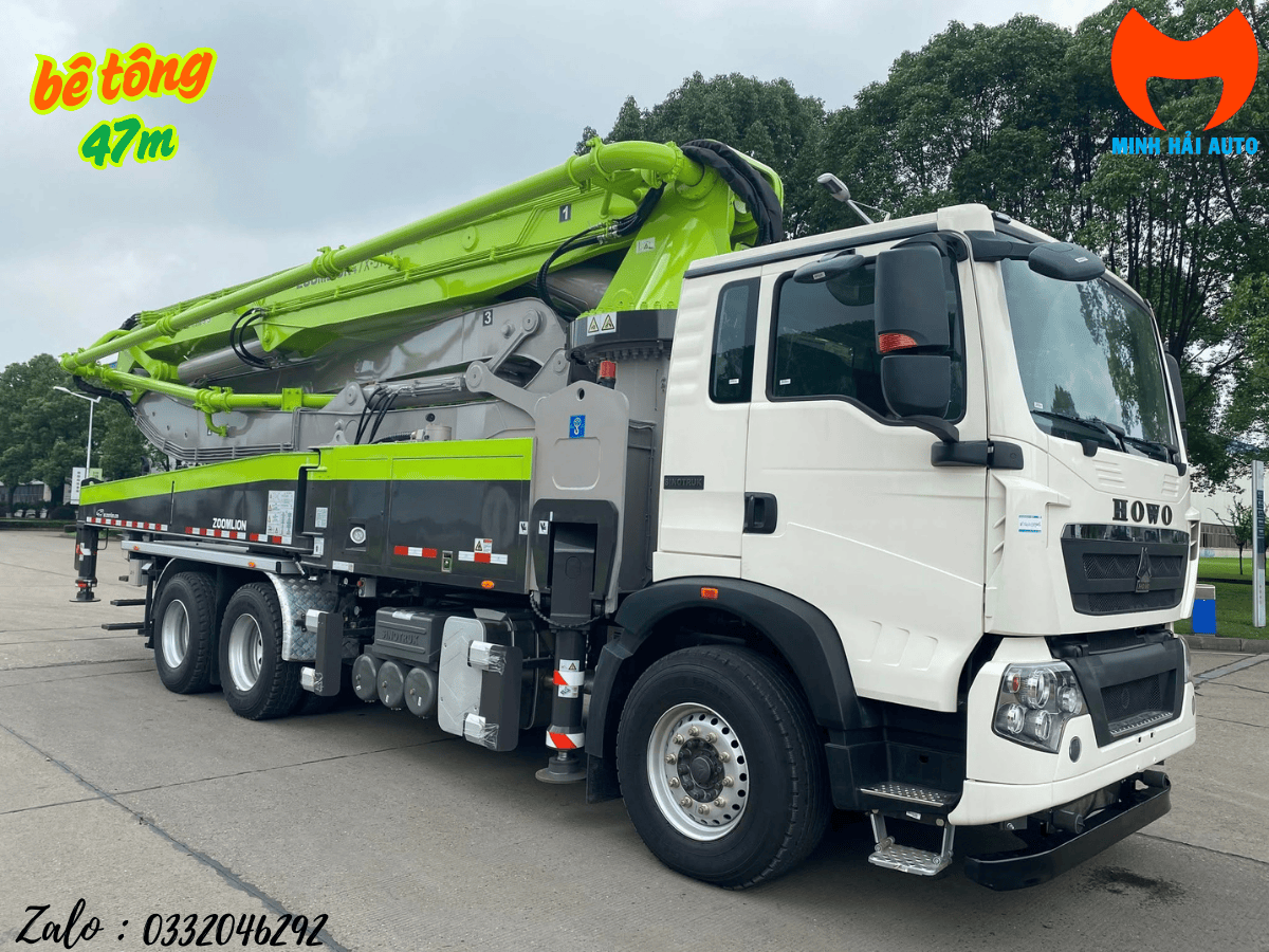 Xe bơm bê tông 47m ZOOMLION HOWO 47X-5RZ đang hoạt động tại công trường.