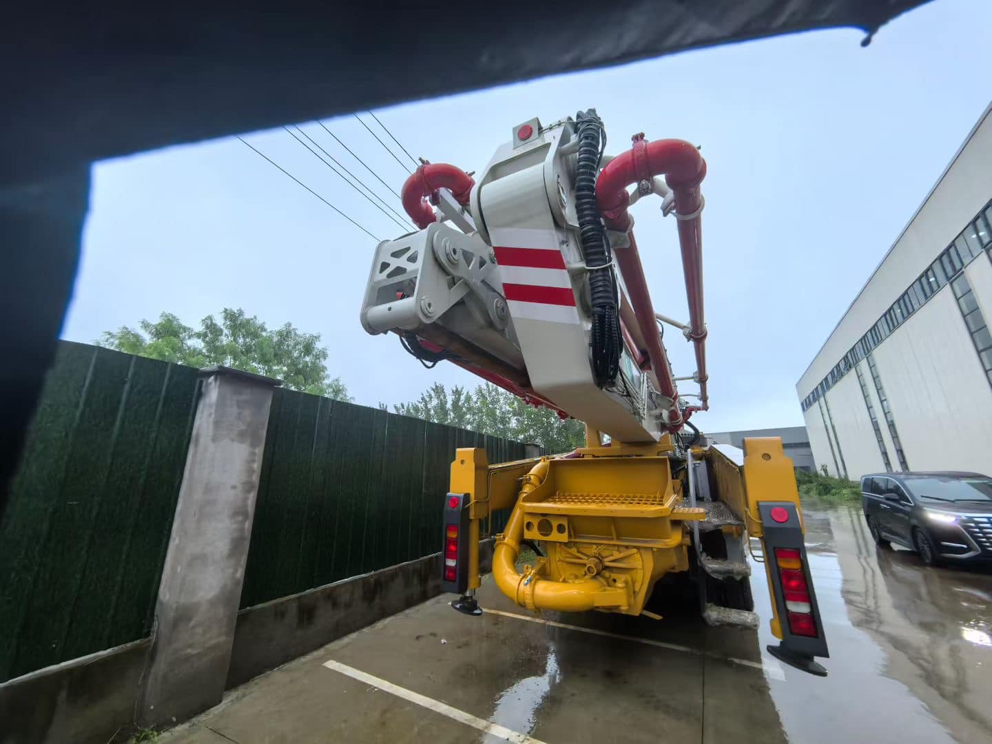 Xe bơm bê tông 58m XCMG đang thi công tại công trình nhà cao tầng.