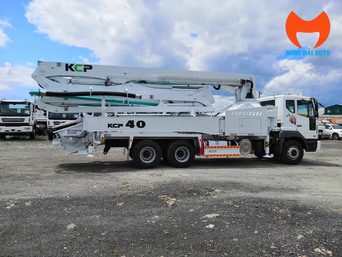 Mặt bên xe bơm KCP 40 trên nền Daewoo, cụm cần ở trạng thái gập