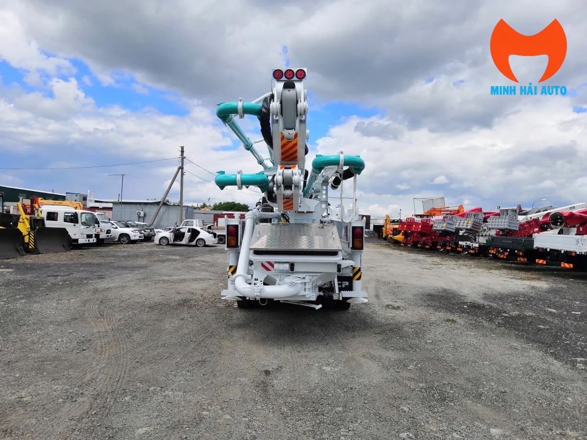 Phía sau xe bơm bê tông KCP 40 với phễu tiếp liệu và đường ống