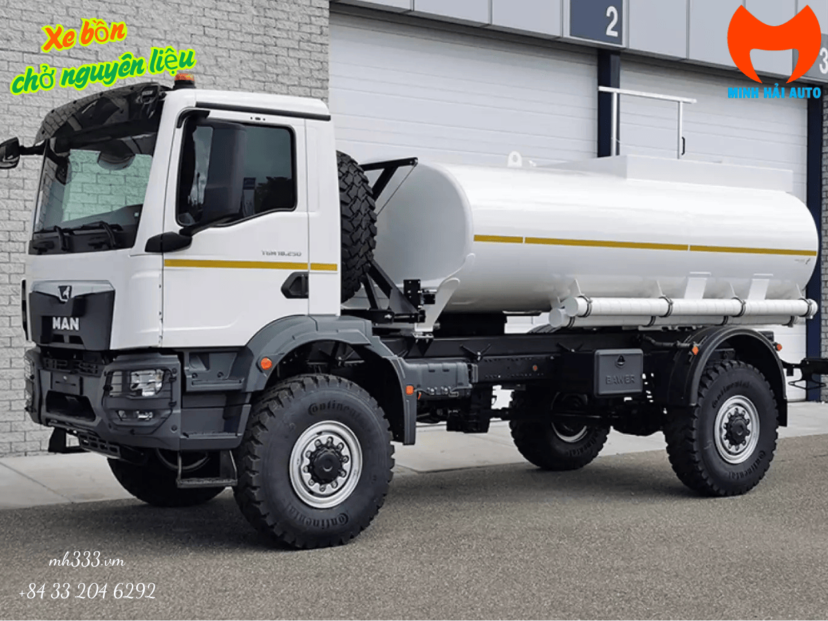 Xe bồn 10 khối đang thực hiện cấp phát nhiên liệu tại một công trường xây dựng.