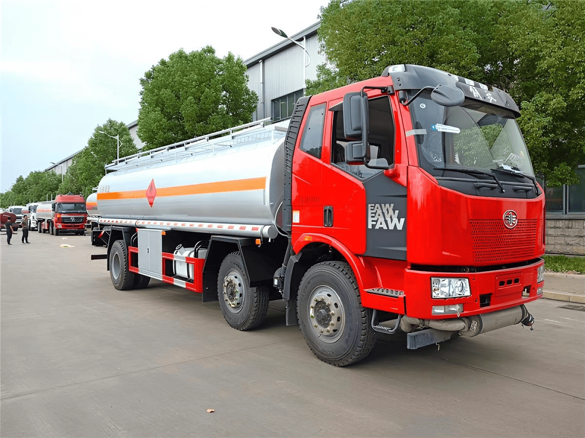 Xe bồn chở xăng 18 khối hiệu FAW màu trắng với bồn chứa hình trụ bằng kim loại đang đậu ngoài trời.