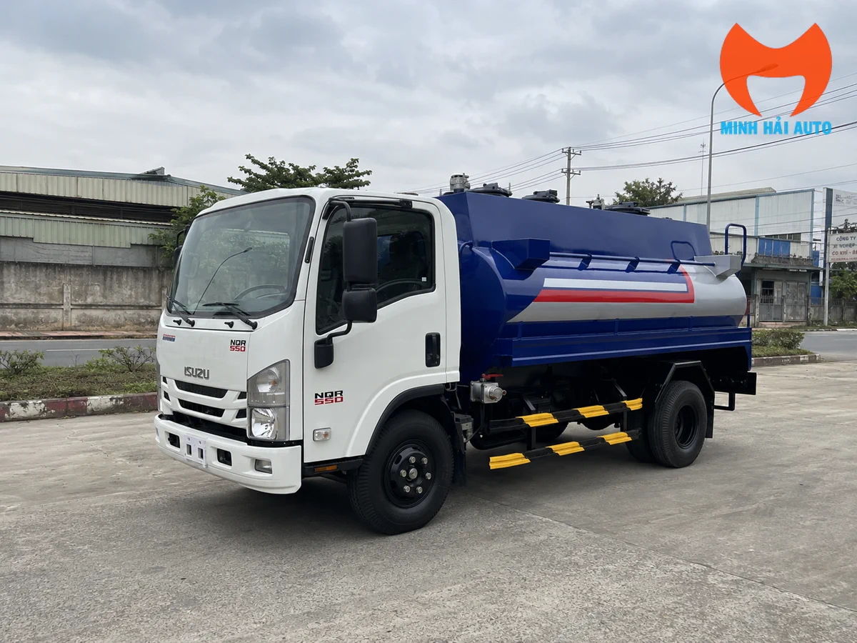 Xe bồn chở xăng dầu 7 khối Isuzu NQR550 nhìn tổng quan