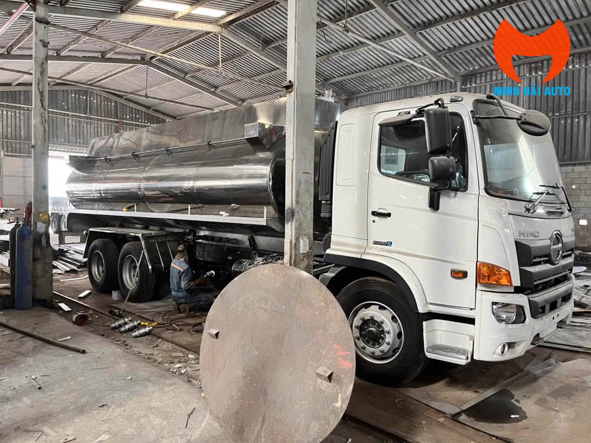 Xe Hino gắn bồn xi téc trong xưởng chế tạo