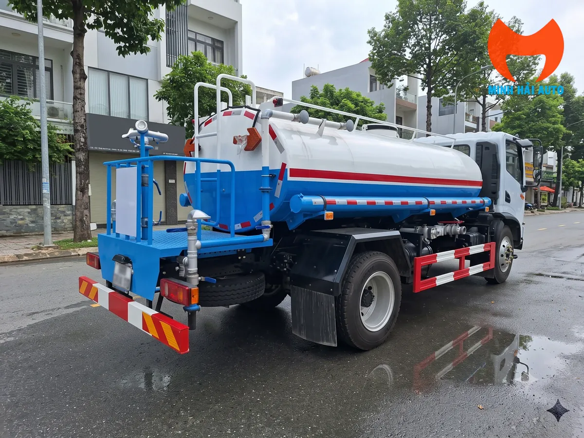 Xe bồn phun nước nhìn từ phía sau bên hông, có đường ống, sàn thao tác và súng phun