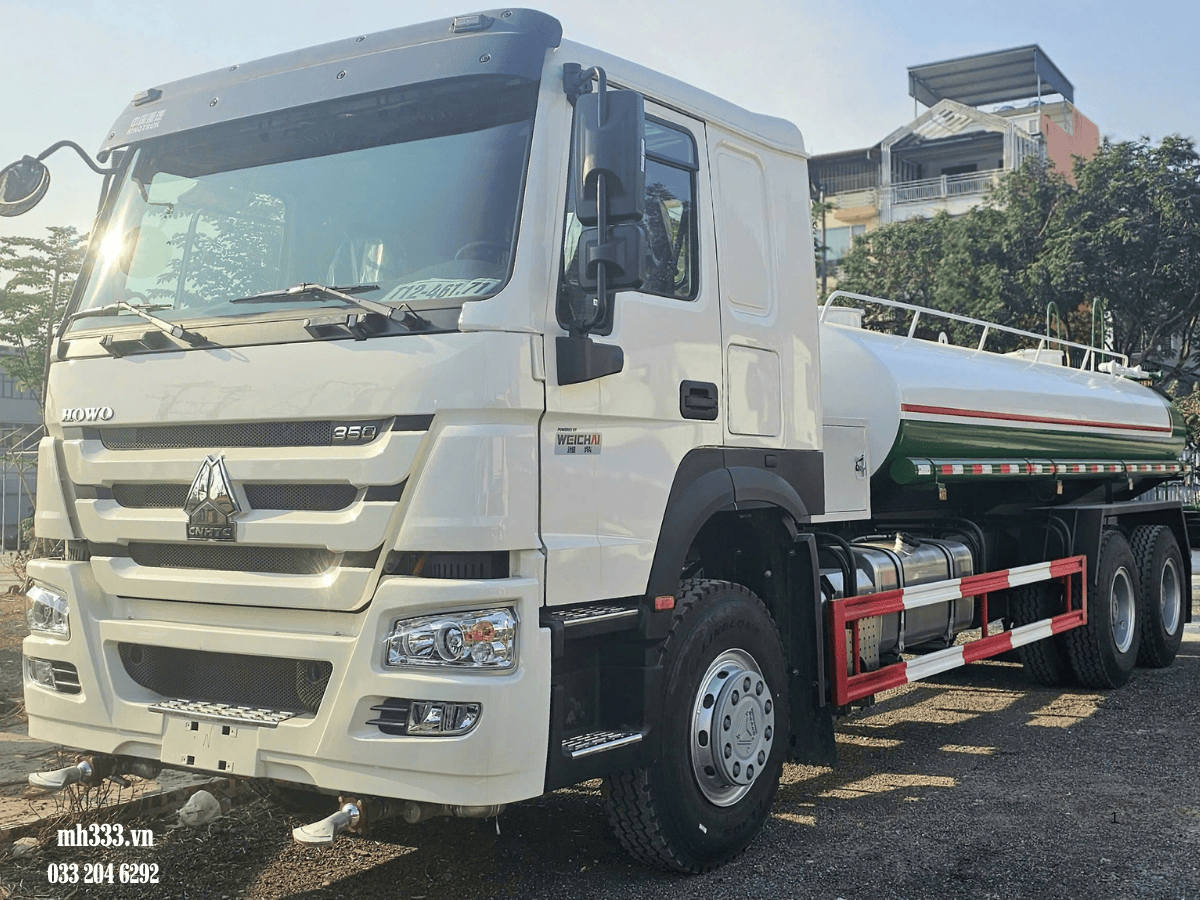 Xe bồn nước HOWO 12 khối 6x4 sẵn sàng bàn giao cho khách hàng tại kho Minh Hải.