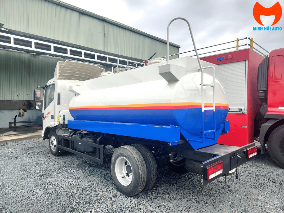 Xe bồn xăng dầu 5 khối JAC N350 đang cấp nhiên liệu tại công trường