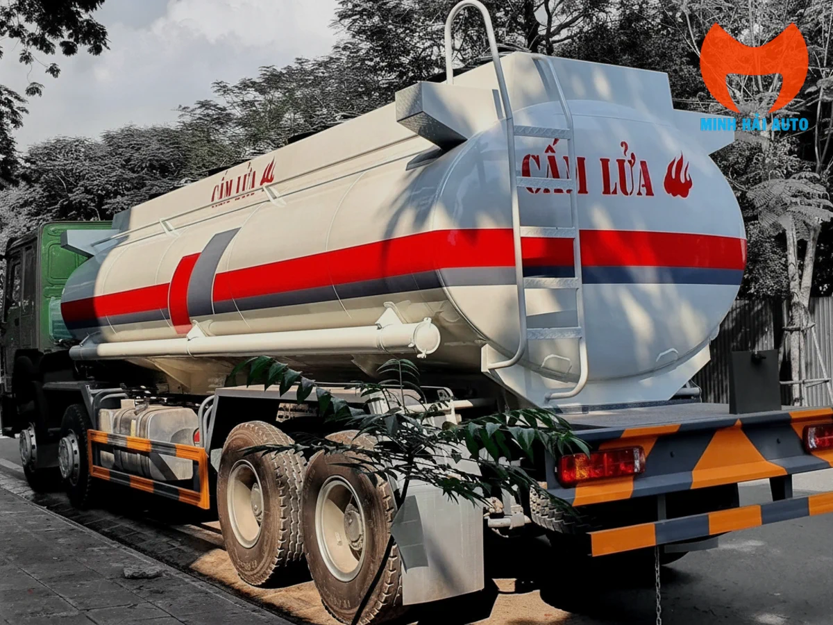 Xe bồn xăng dầu HOWO 5 khối nhập khẩu nhìn từ phía sau