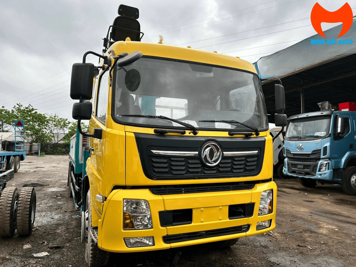 Xe cẩu 6 tấn 6 khúc Hyundai HLC-7016 đang vươn cần làm việc tại công trình xây dựng.