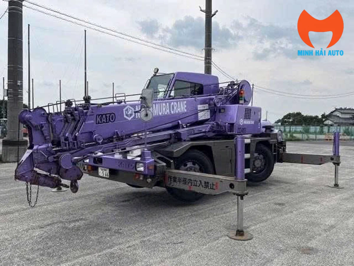 Xe cẩu bánh béo Kato nhìn từ phía sau bên trái