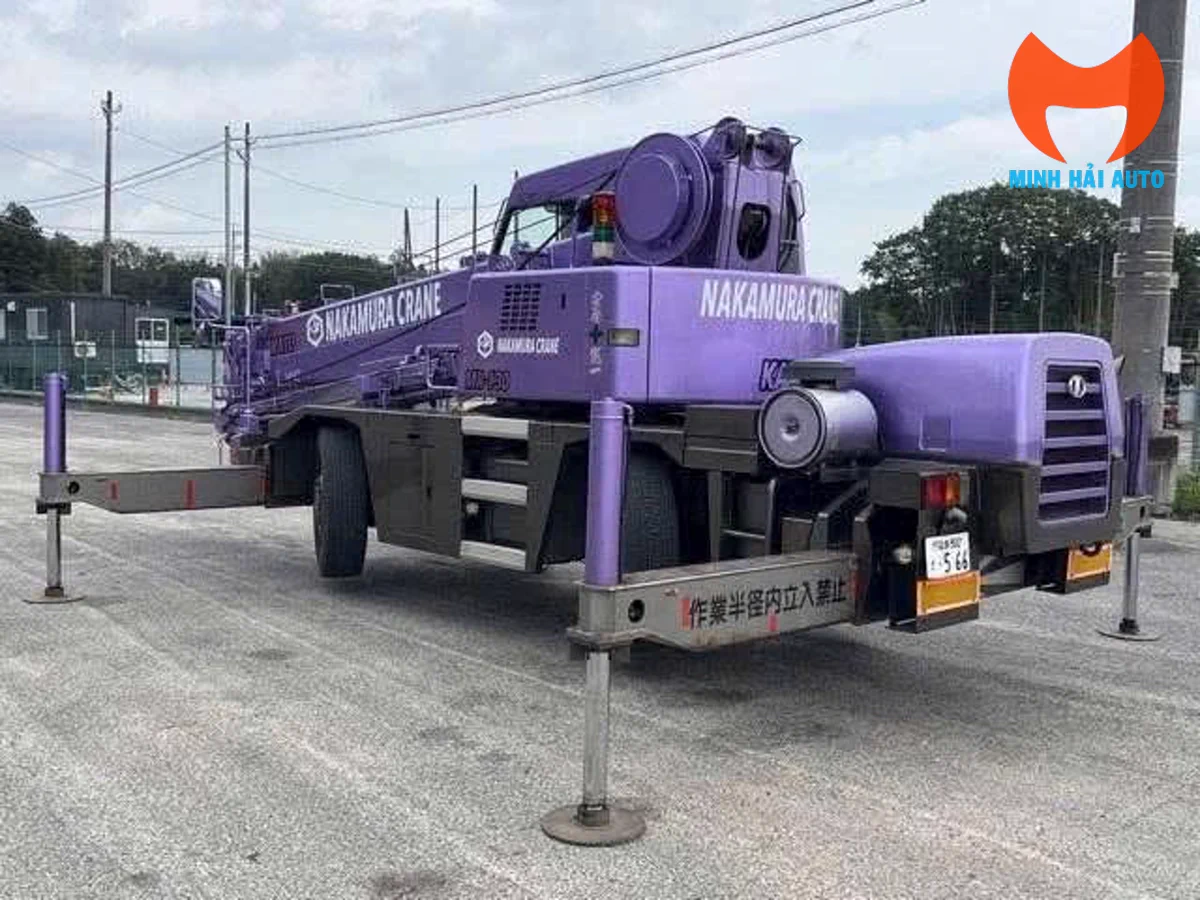 Xe cẩu bánh béo Kato nhìn từ phía trước bên phải Xe cẩu bánh béo Kato nhìn từ phía trước bên phải