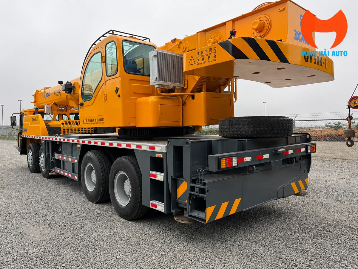Chân chống sau và sàn xe của xe cẩu bánh lốp XCMG 50 tấn đỗ tại bãi tập kết