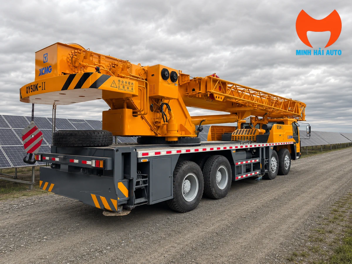 Xe cẩu bánh lốp XCMG 50 tấn làm việc tại công trường điện mặt trời trên nền đất tự nhiên