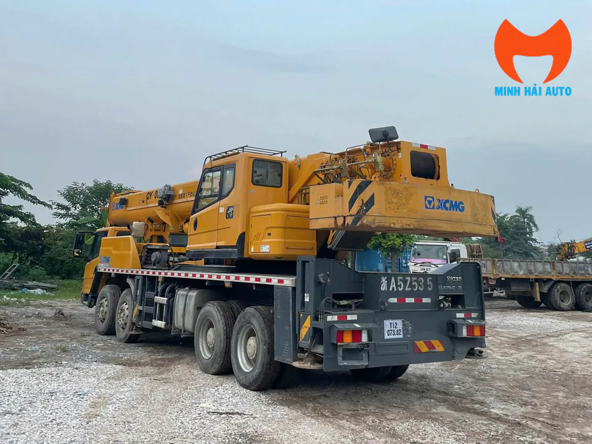 Xe cẩu bánh lốp XCMG nhìn từ phía sau, cabin điều khiển cẩu nằm bên thân trên