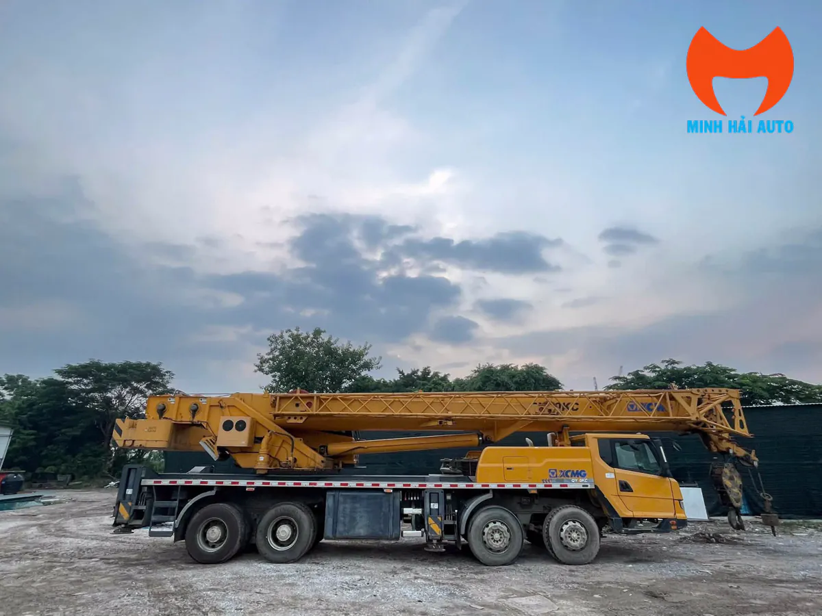 Xe cẩu bánh lốp XCMG nhìn ngang, có cabin lái phía trước và cabin cẩu trên thân trên