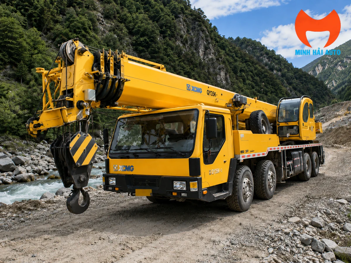 Xe cẩu bánh lốp XCMG QY35K di chuyển trên nền công trường