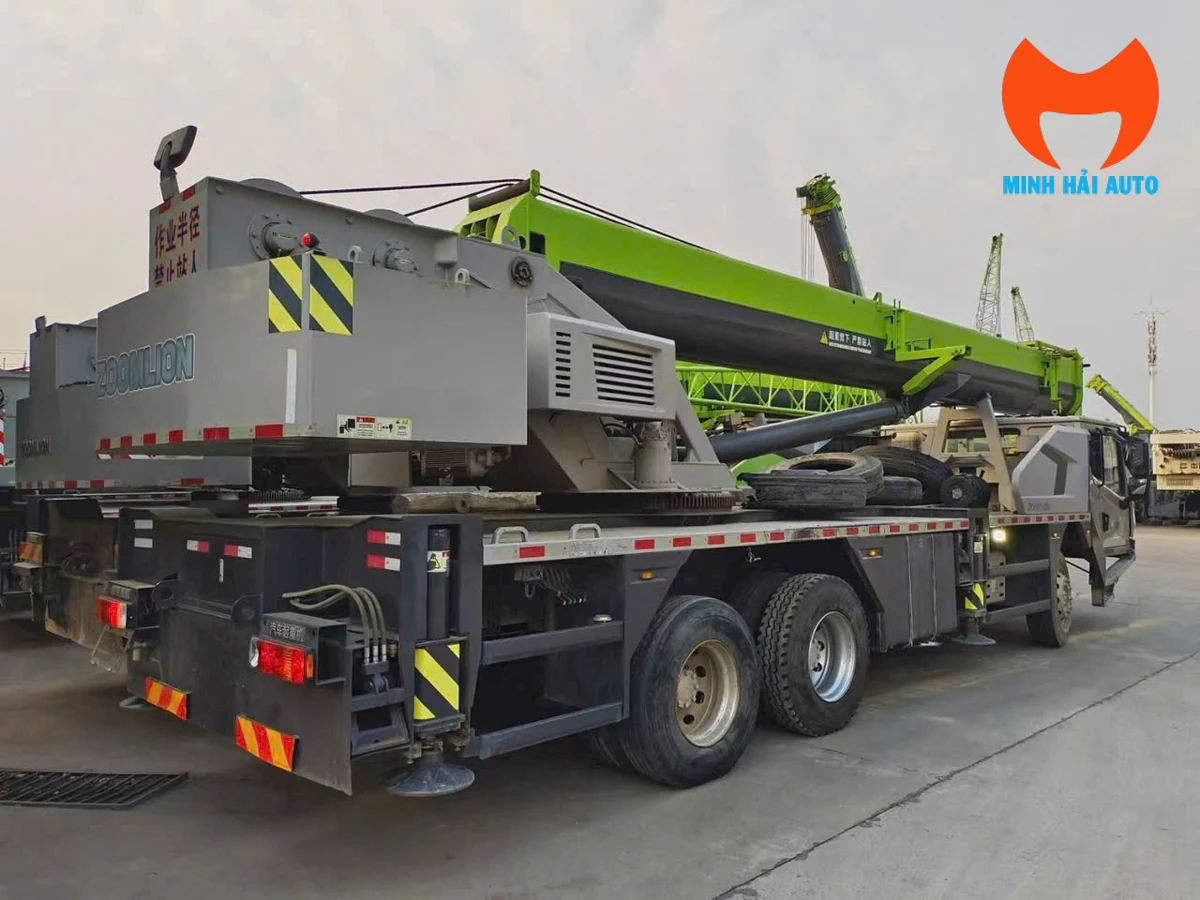 Xe cẩu bánh lốp Zoomlion nhìn ngang toàn thân, thấy rõ ba trục và cần xếp dọc thân xe