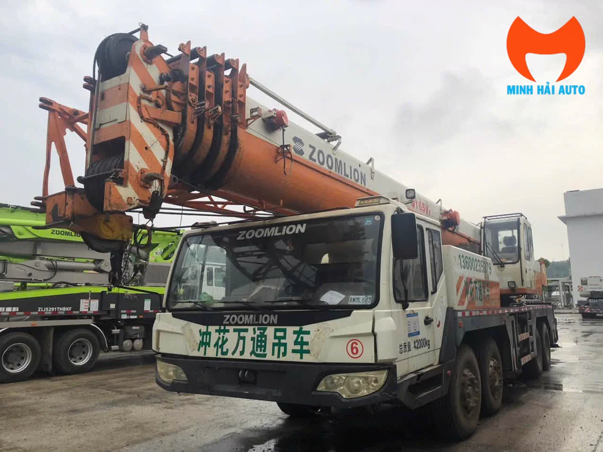 Xe cẩu bánh lốp Zoomlion tại bãi tập kết