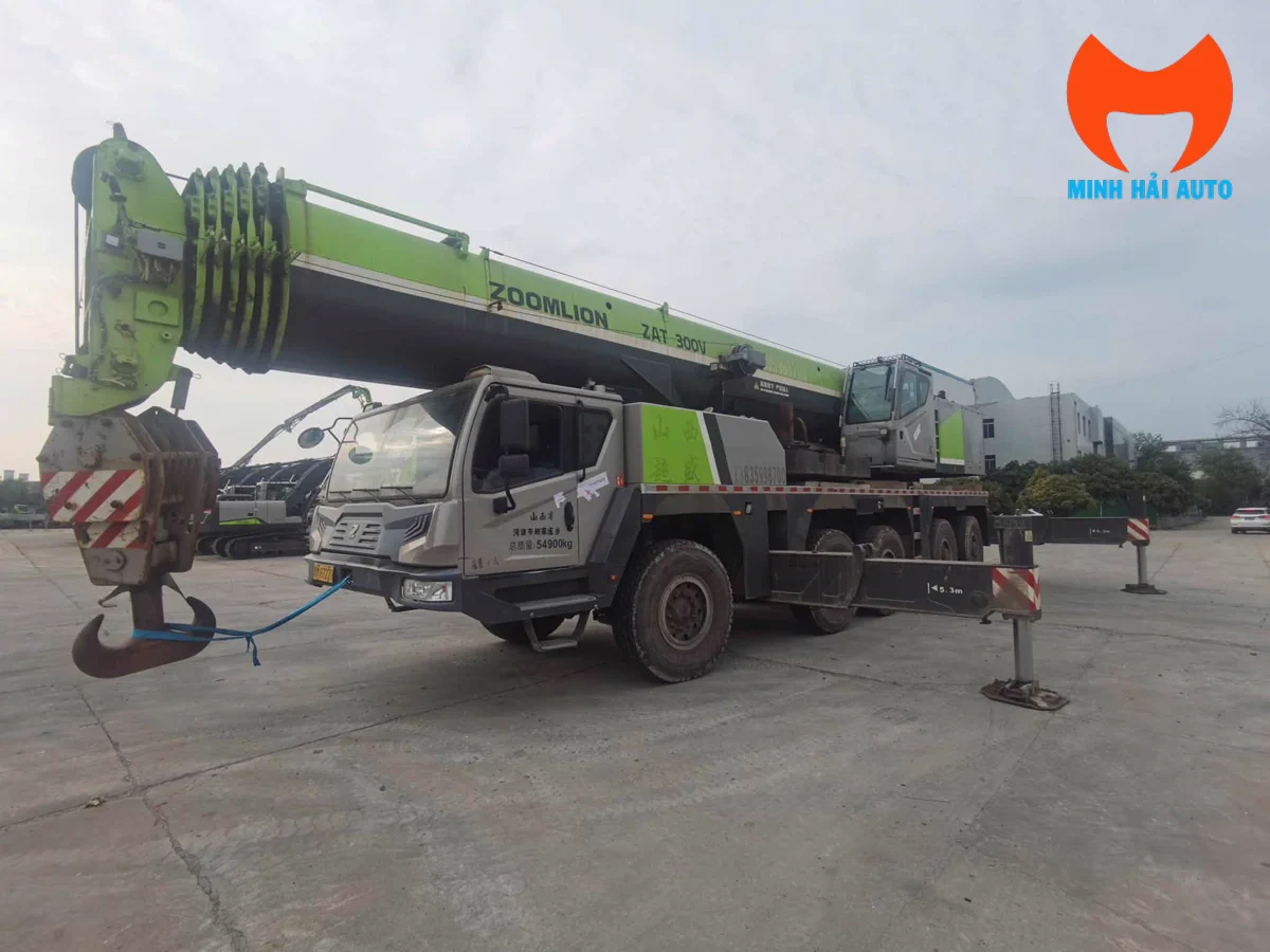 Xe cẩu bánh lốp Zoomlion ZAT300V mở chân chống