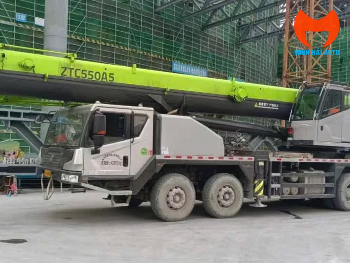 Xe cẩu bánh lốp Zoomlion ZTC550A5 trong nhà xưởng