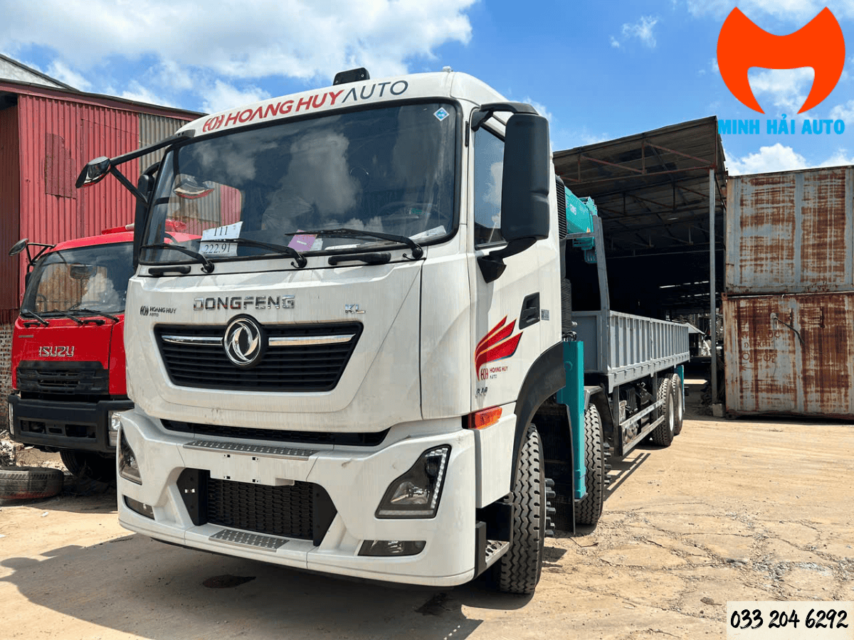 Xe cẩu Dongfeng 12 tấn làm việc tại công trình xây dựng.