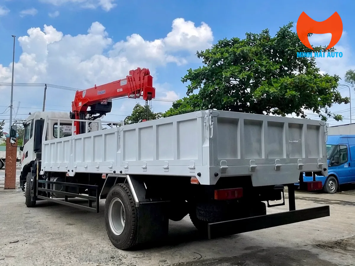 Xe tải Dongfeng thùng lửng trắng gắn cẩu màu đỏ, nhìn từ góc sau bên trái