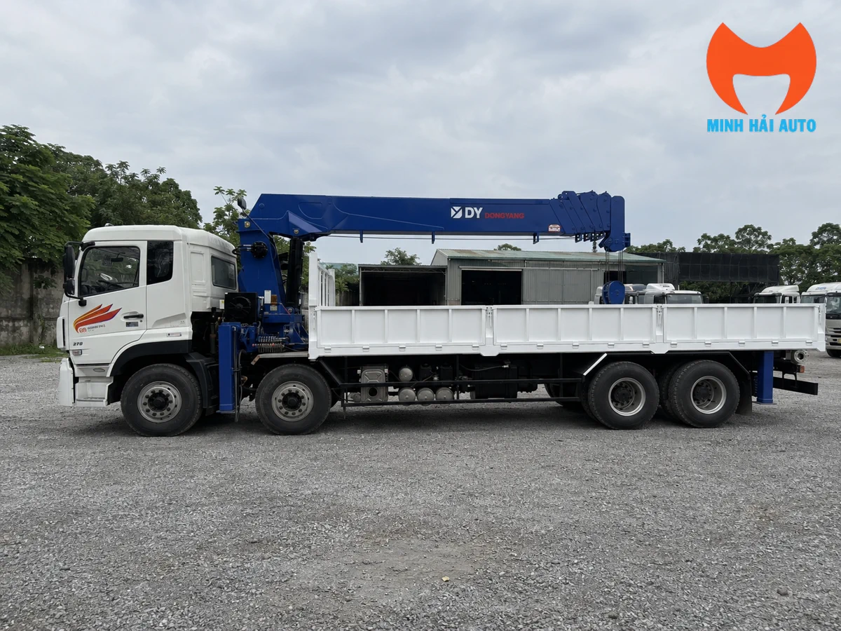 Xe cẩu Dongyang 15 tấn làm việc tại công trình