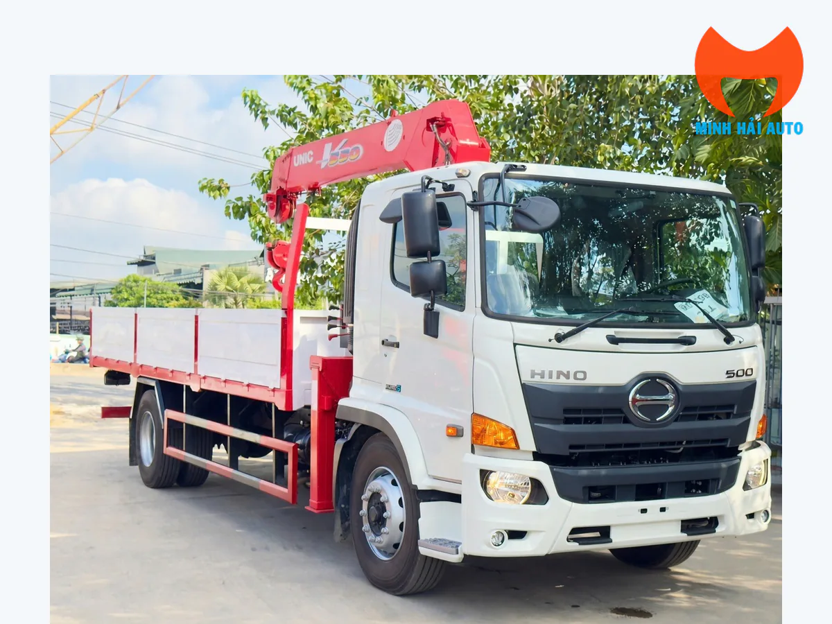 Xe Hino 500 cabin trắng gắn cẩu UNIC màu đỏ phía sau cabin, nhìn từ góc trước ba phần tư