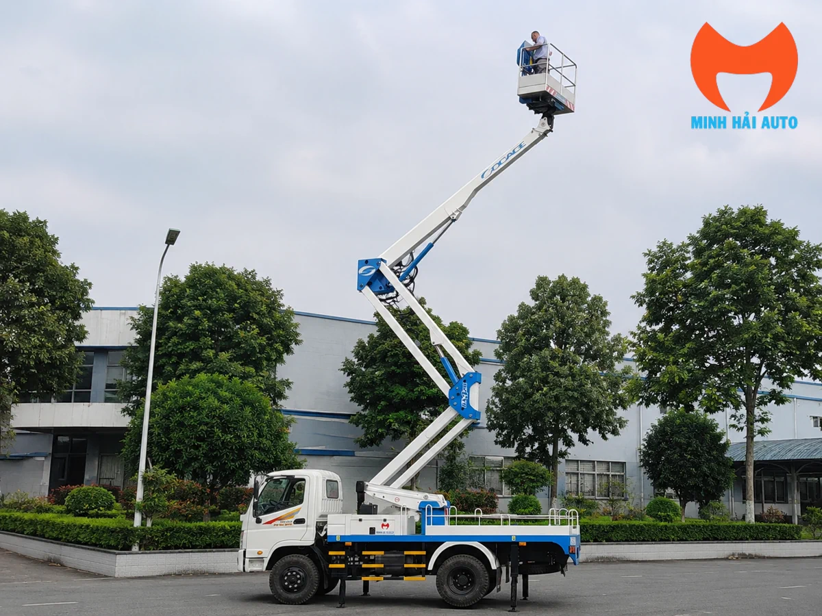 xe cẩu nâng người Hyundai Everdigm HLC-8016 trên nền Hino