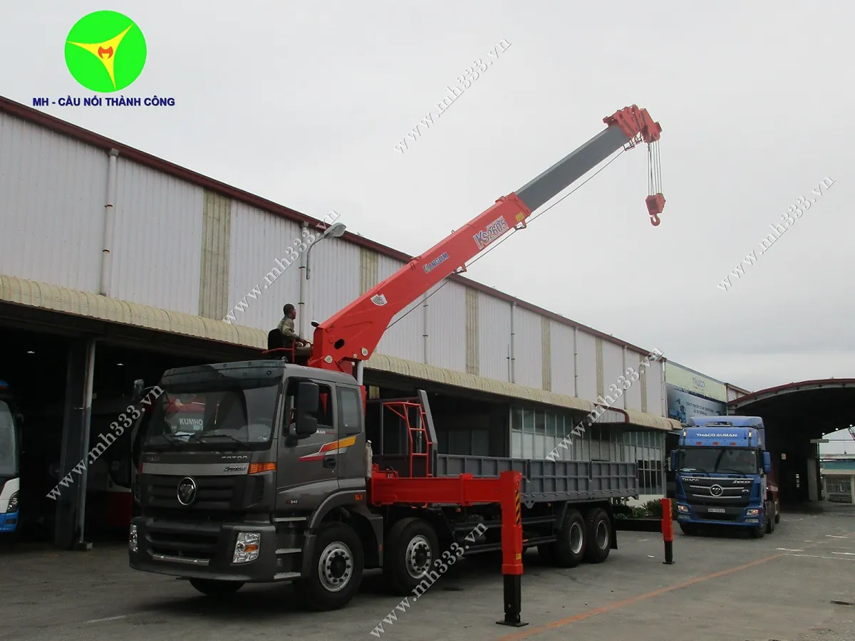 Xe tải Thaco Auman gắn cẩu Kanglim KS2605 màu đỏ, chân chống đang mở
