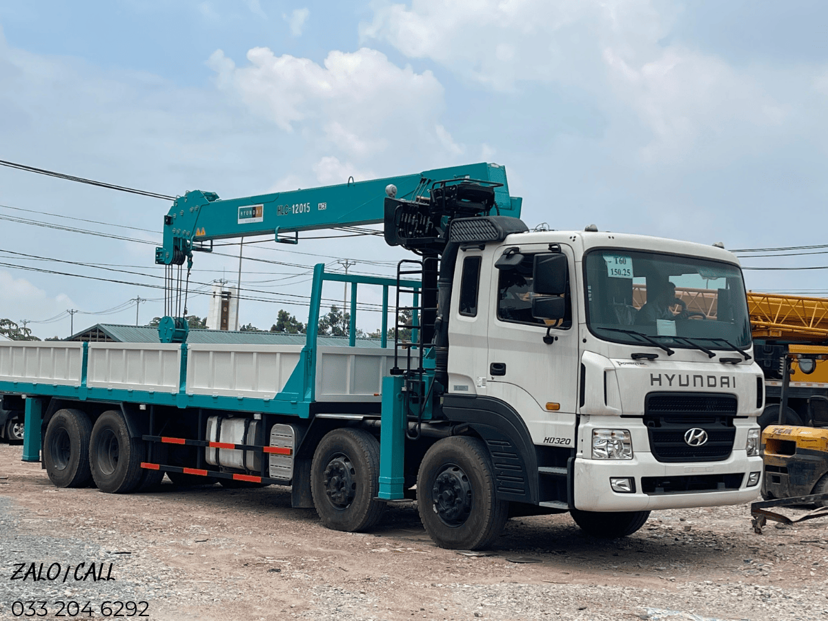 Xe cẩu tự hành 15 tấn Hyundai đang thi công dựng cột điện tại một công trình.