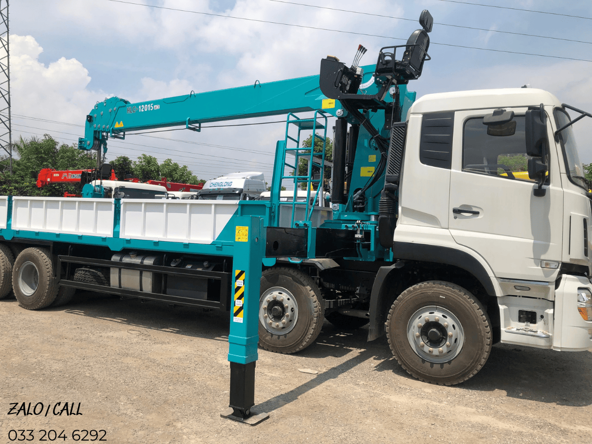 Xe cẩu tự hành 15 tấn Hyundai HD320 hoàn thiện tại xưởng của Minh Hải Corp, sẵn sàng bàn giao.