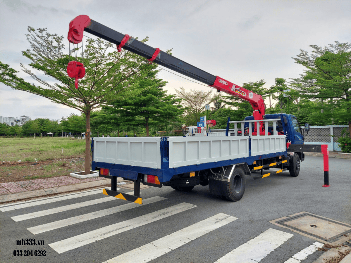 Xe cẩu tự hành 3 tấn đang làm việc tại công trường xây dựng.