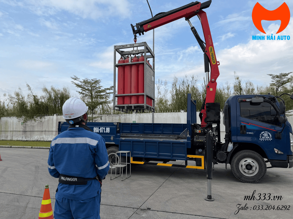 Xe cẩu tự hành 3 tấn Palfinger PK 8500 vận chuyển pallet gạch và vật liệu xây dựng