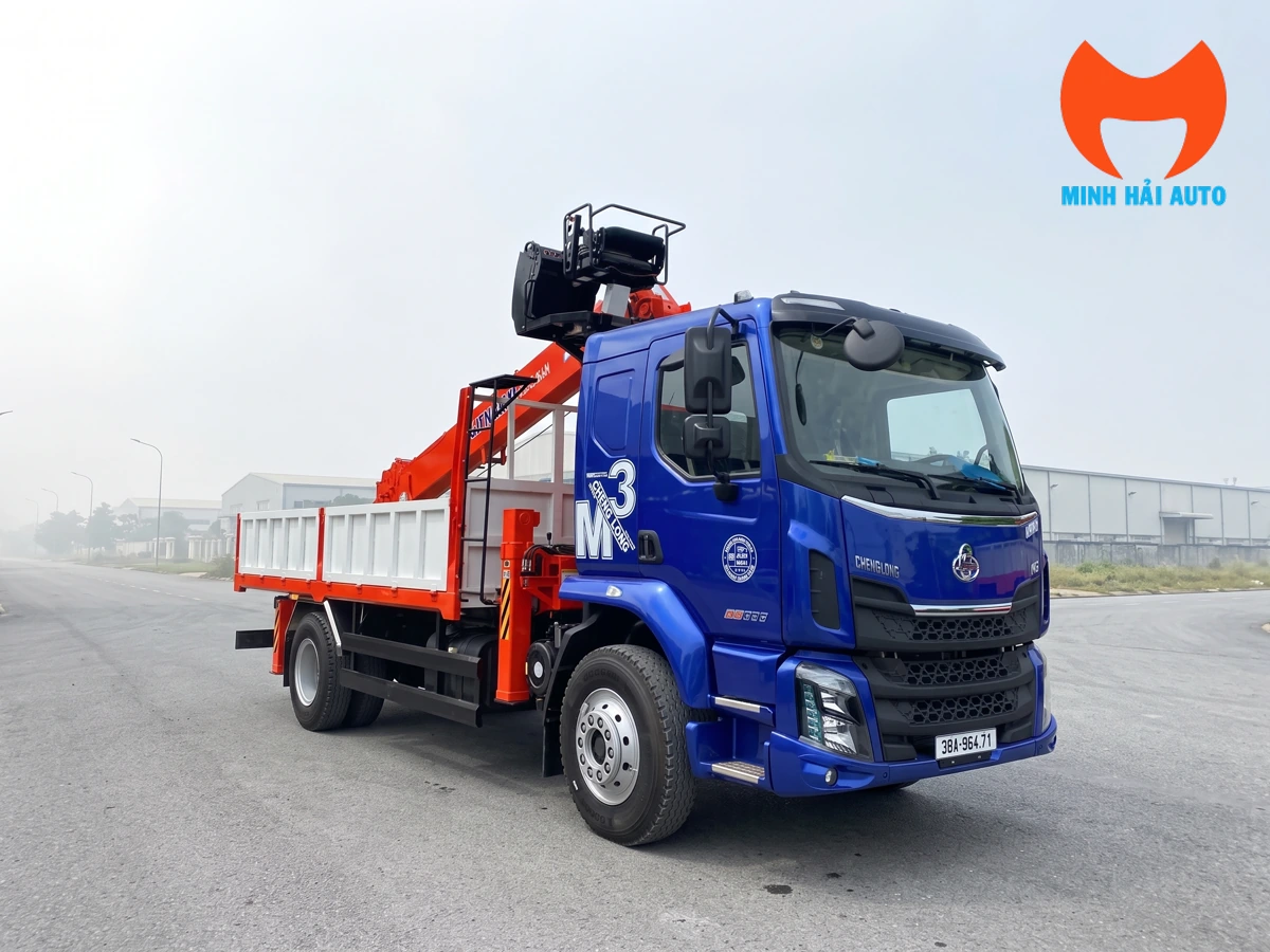 Xe nền Chenglong lắp cẩu Kanglim và thùng lửng nhìn từ phía trước