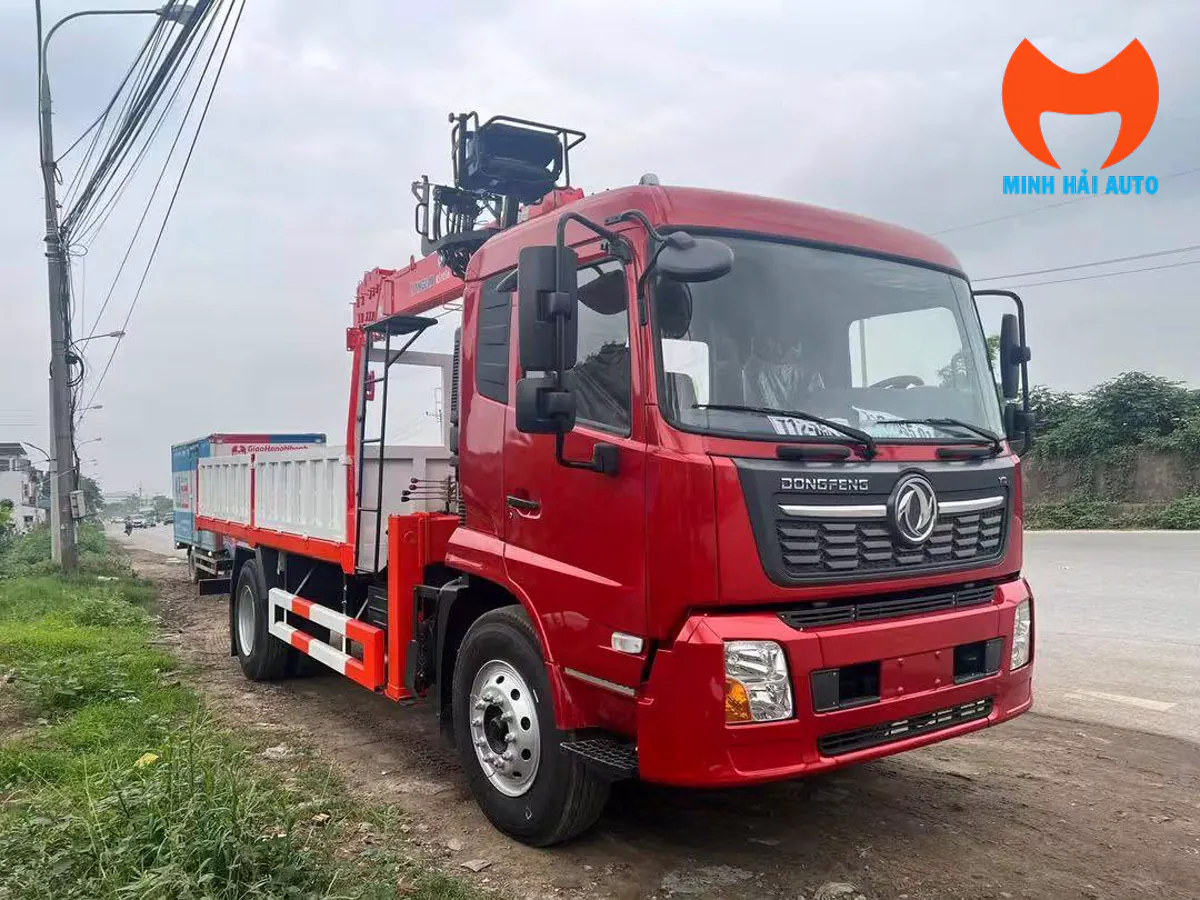 Xe tải Dongfeng gắn cẩu màu đỏ với thùng hàng trắng nhìn từ phía trước bên phải