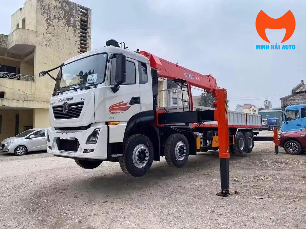 Xe tải cabin trắng gắn cẩu đỏ nhìn từ phía trước bên trái, chân chống mở