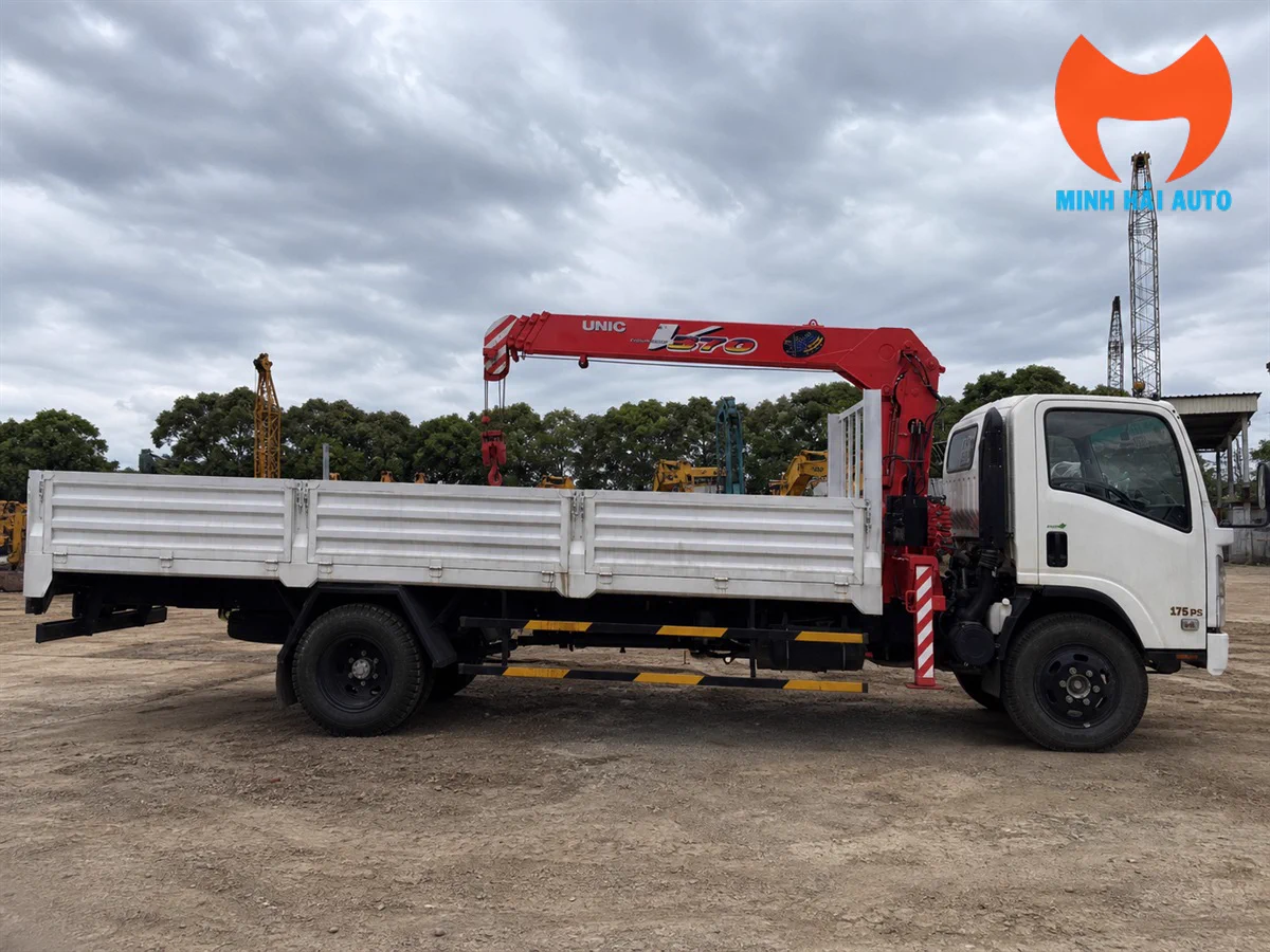 Xe cẩu tự hành Isuzu Vĩnh Phát URV374 nâng xe máy bằng cẩu Unic