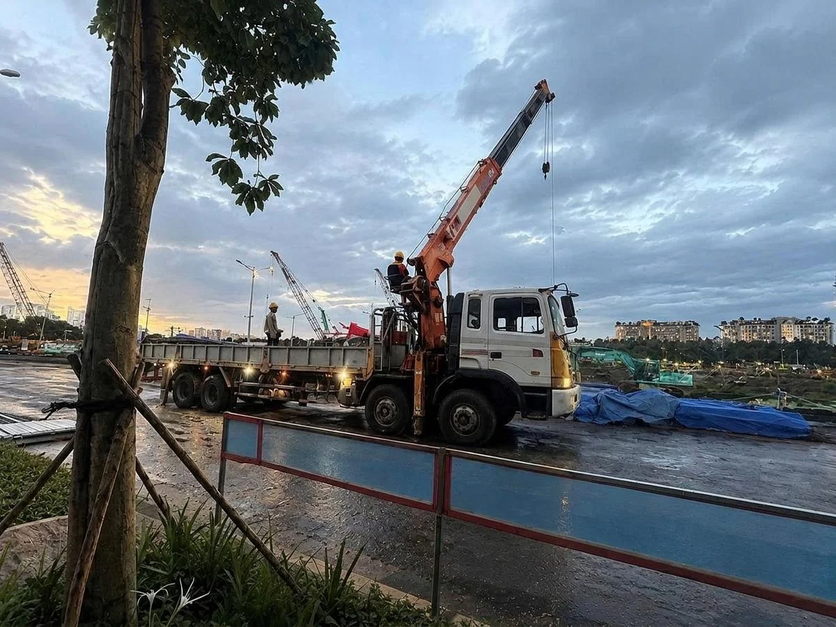 Xe cẩu tự hành đang triển khai tại công trường