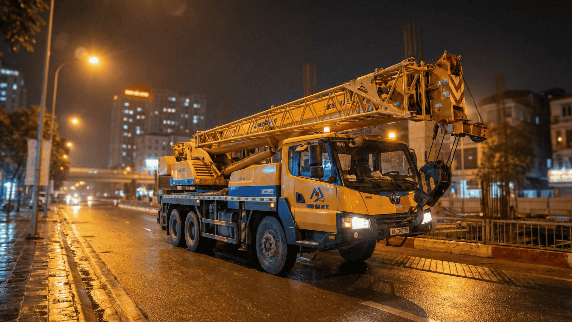 Xe cẩu tự hành và xe chuyên dùng hoạt động ban đêm tại Hà Nội tuân thủ quy định khung giờ hạn chế và thủ tục xin giấy phép Sở Xây dựng 2026.
