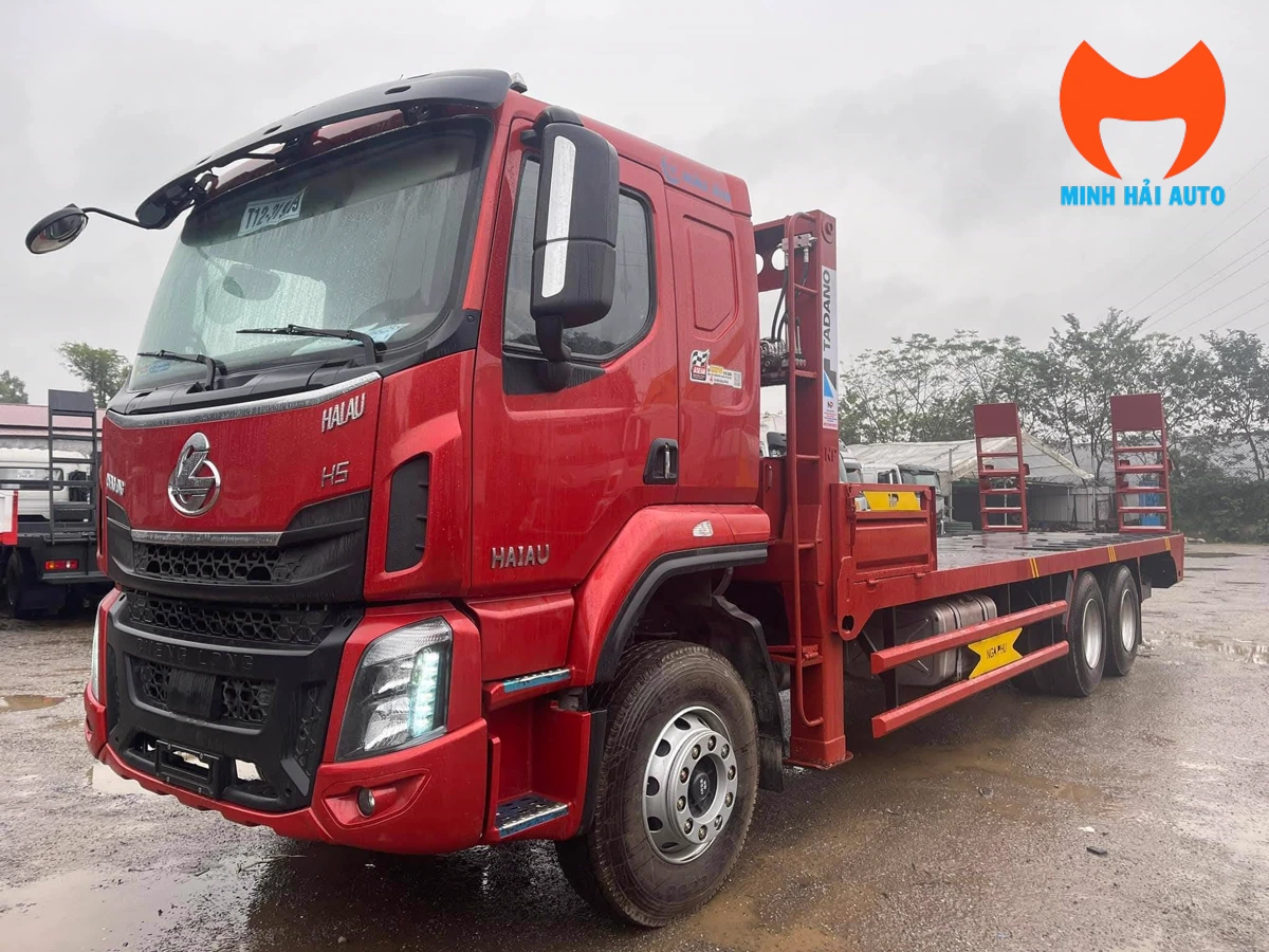 Xe Chenglong H5 3 chân nhìn rõ chiều dài sàn chở máy