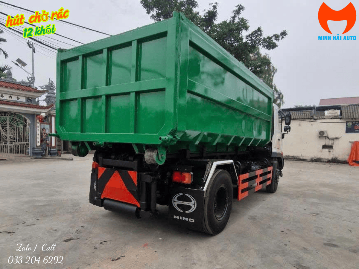Xe chở rác Hino 14 khối linh hoạt tại các điểm thu gom rác thải.
