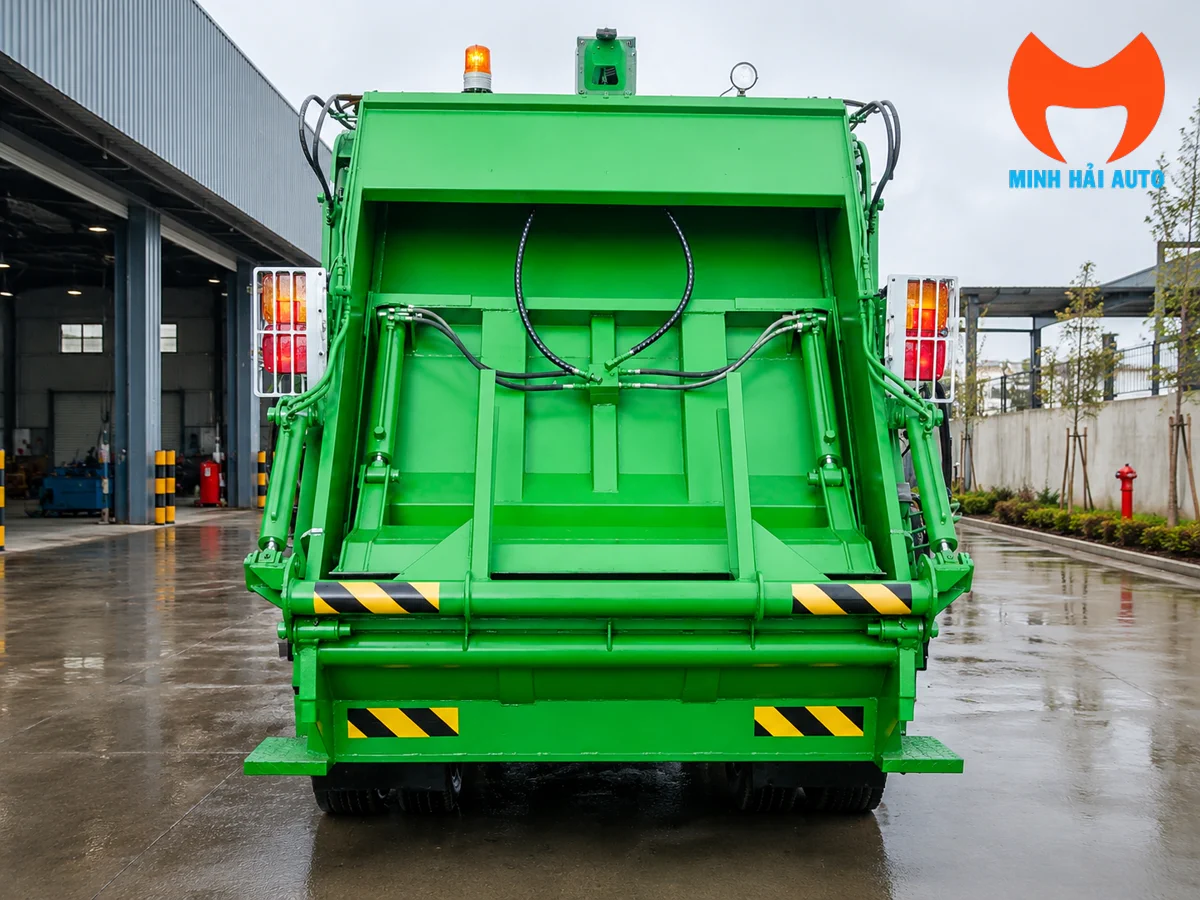 Xe chở rác Hino vận hành trong đô thị