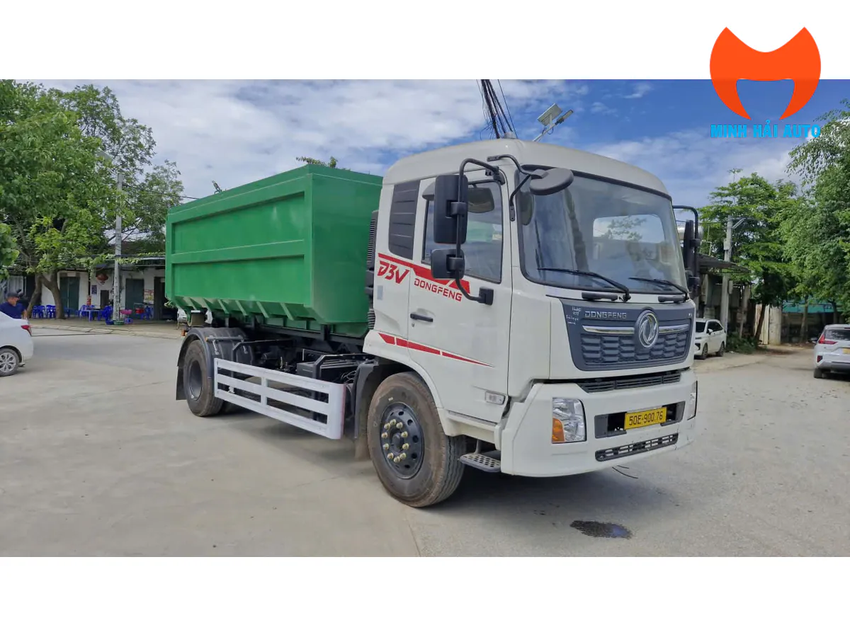 Xe Dongfeng cabin trắng chở thùng rác xanh tại sân bãi