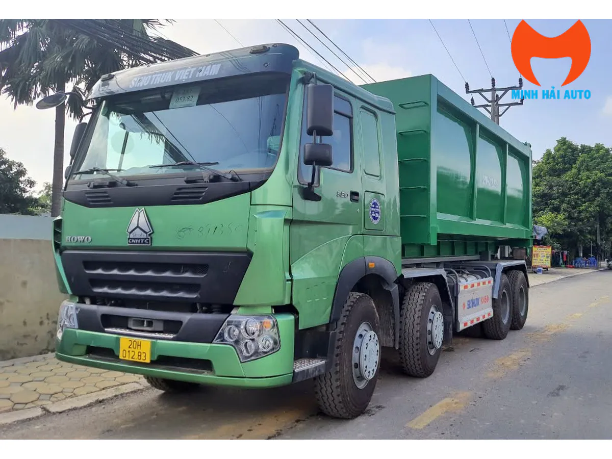 Xe Howo cabin xanh và thùng rác rời nhìn từ góc trước