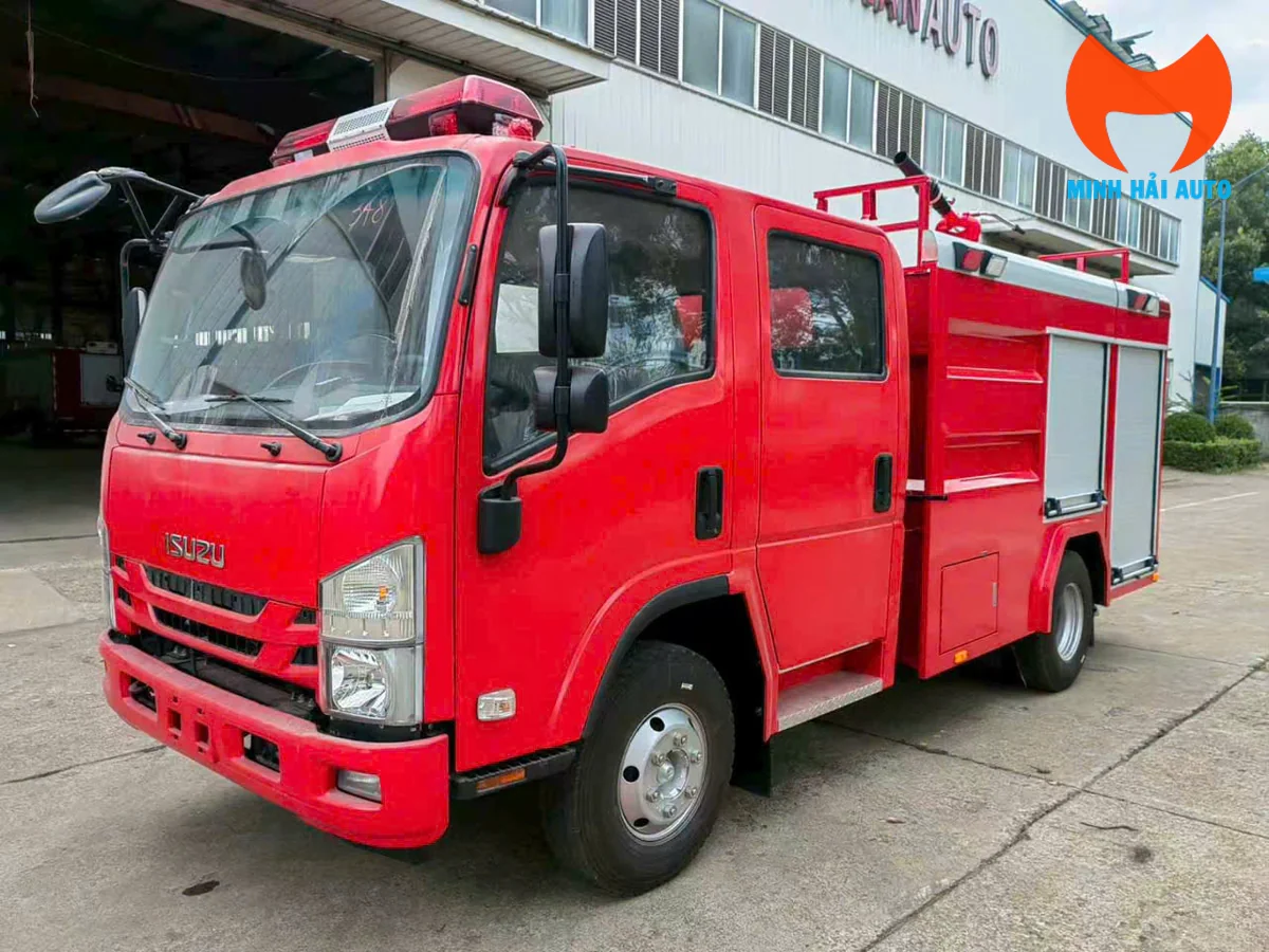 Xe chữa cháy bọt Foam Isuzu cabin kép nhìn từ góc trước