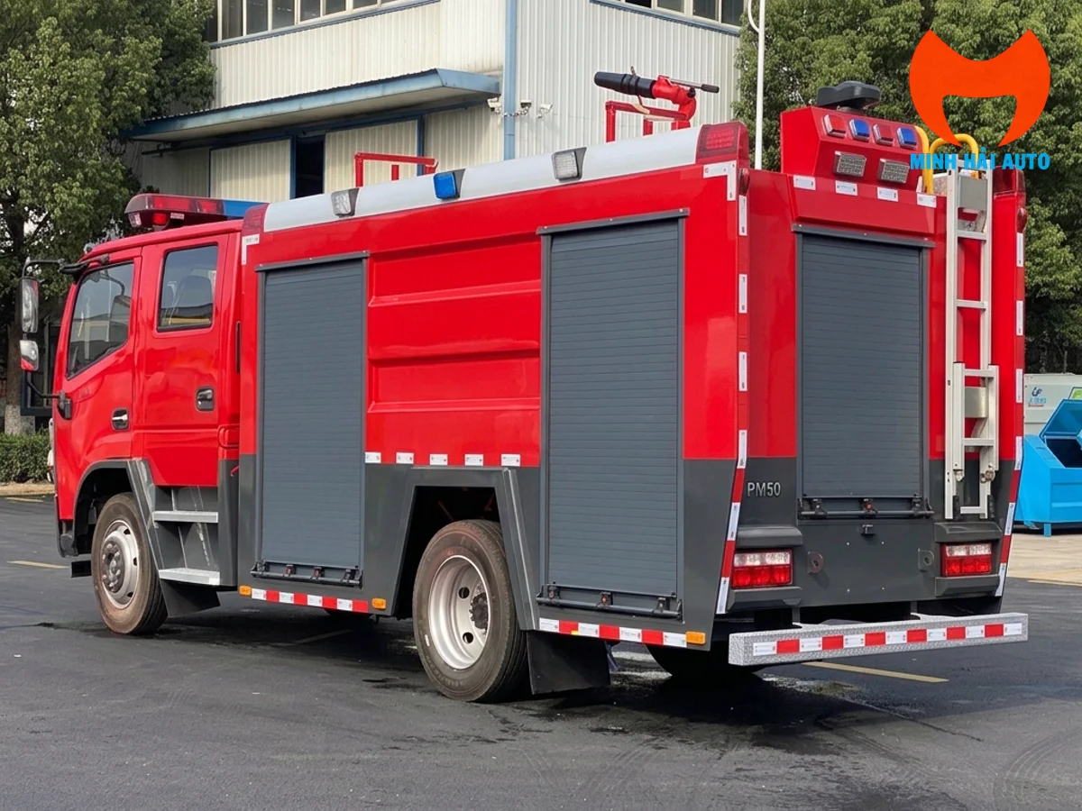 Xe chữa cháy cabin kép nhìn từ phía sau bên trái