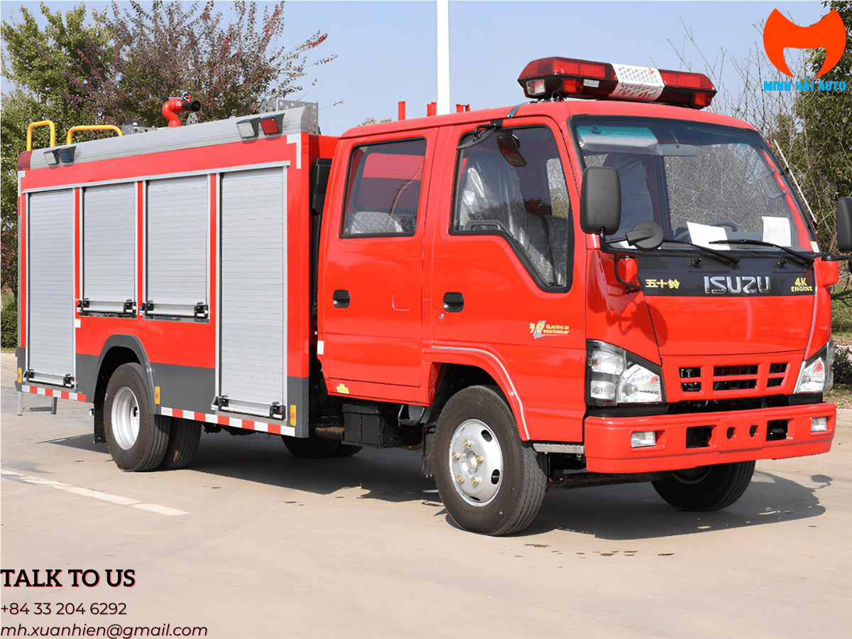 Xe chữa cháy foam bọt 2.5 khối đang thực hiện diễn tập tại một khu công nghiệp.