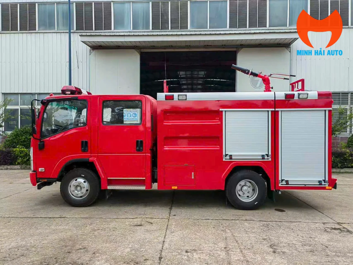 Xe chữa cháy Foam Isuzu cabin kép nhìn ngang thân xe