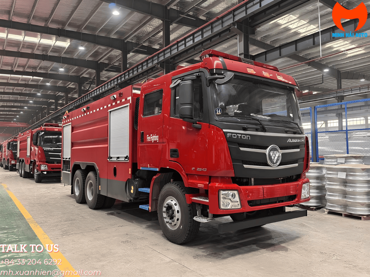 Xe chữa cháy Foton Auman 12000L màu đỏ, sản xuất tại nhà máy, với các chi tiết bồn nước và khoang thiết bị.